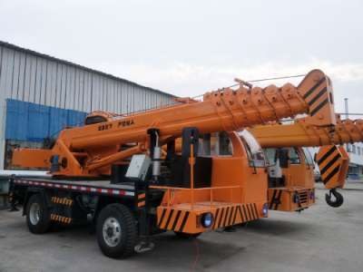 廣東吊車與山東億宏機械 10噸汽車吊在建筑工程與路橋施工中的專業應用